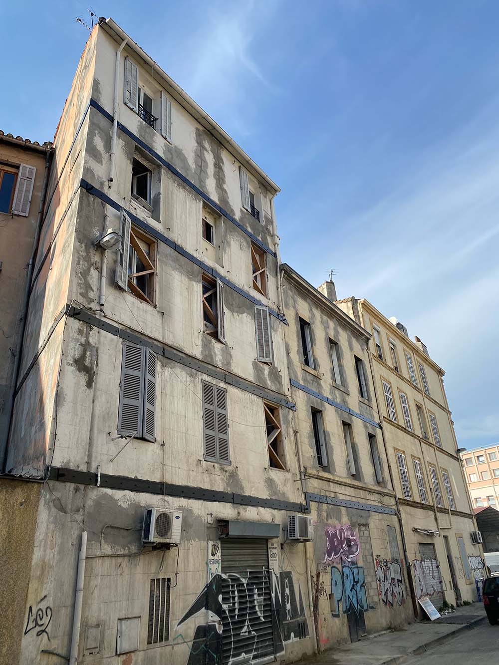 étrésillionnement de fenêtre et ceinturage batiment sur immeuble en péril marseille